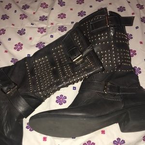🙌🏾Great condition boots gold studded dark brown